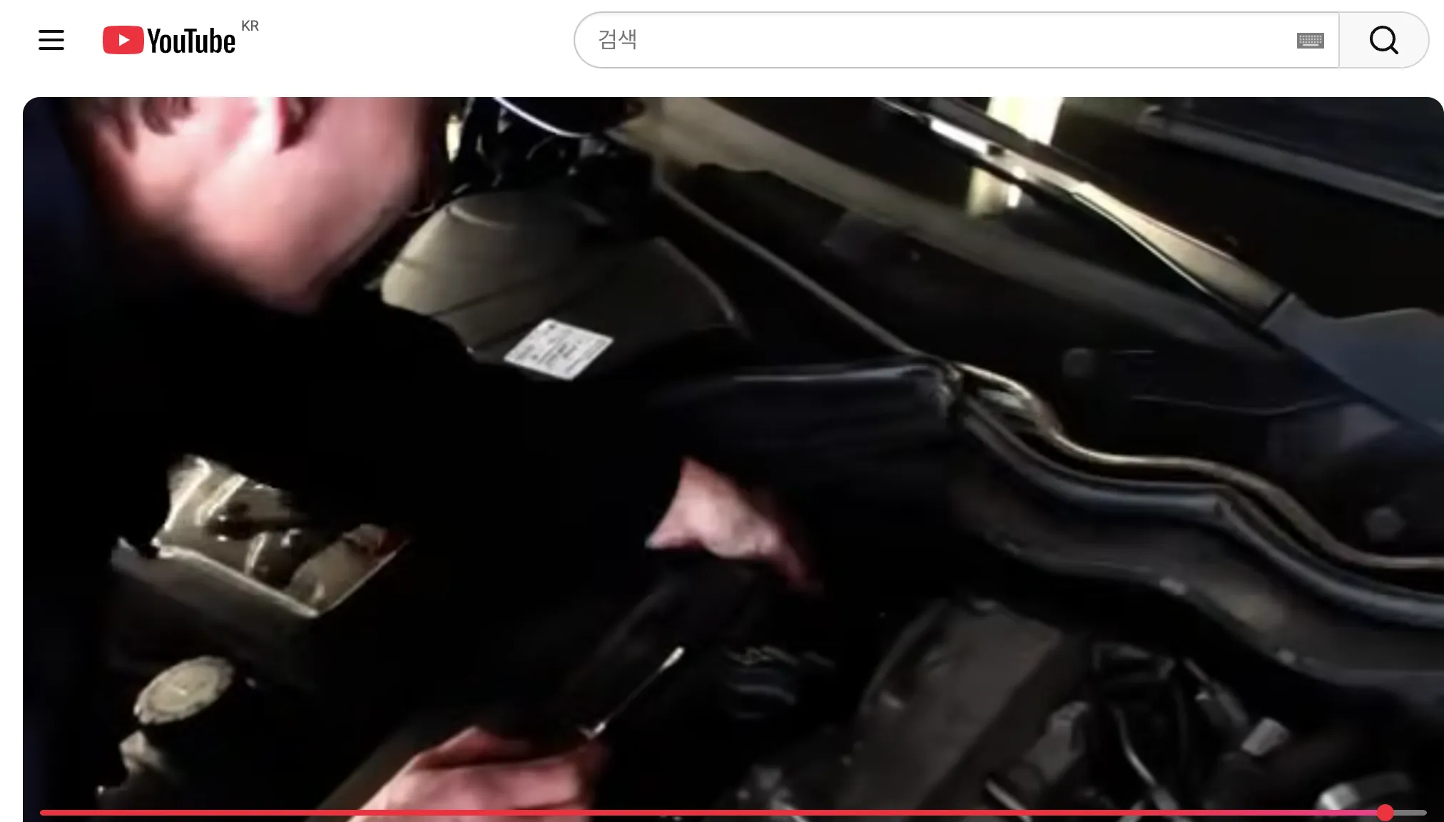 같은 영상 3:45. 주입관에서 서비스 측정봉을 다루는 장면입니다. 실제 레벨은 AP200 온도와 위 제조사 눈금으로 판독합니다.