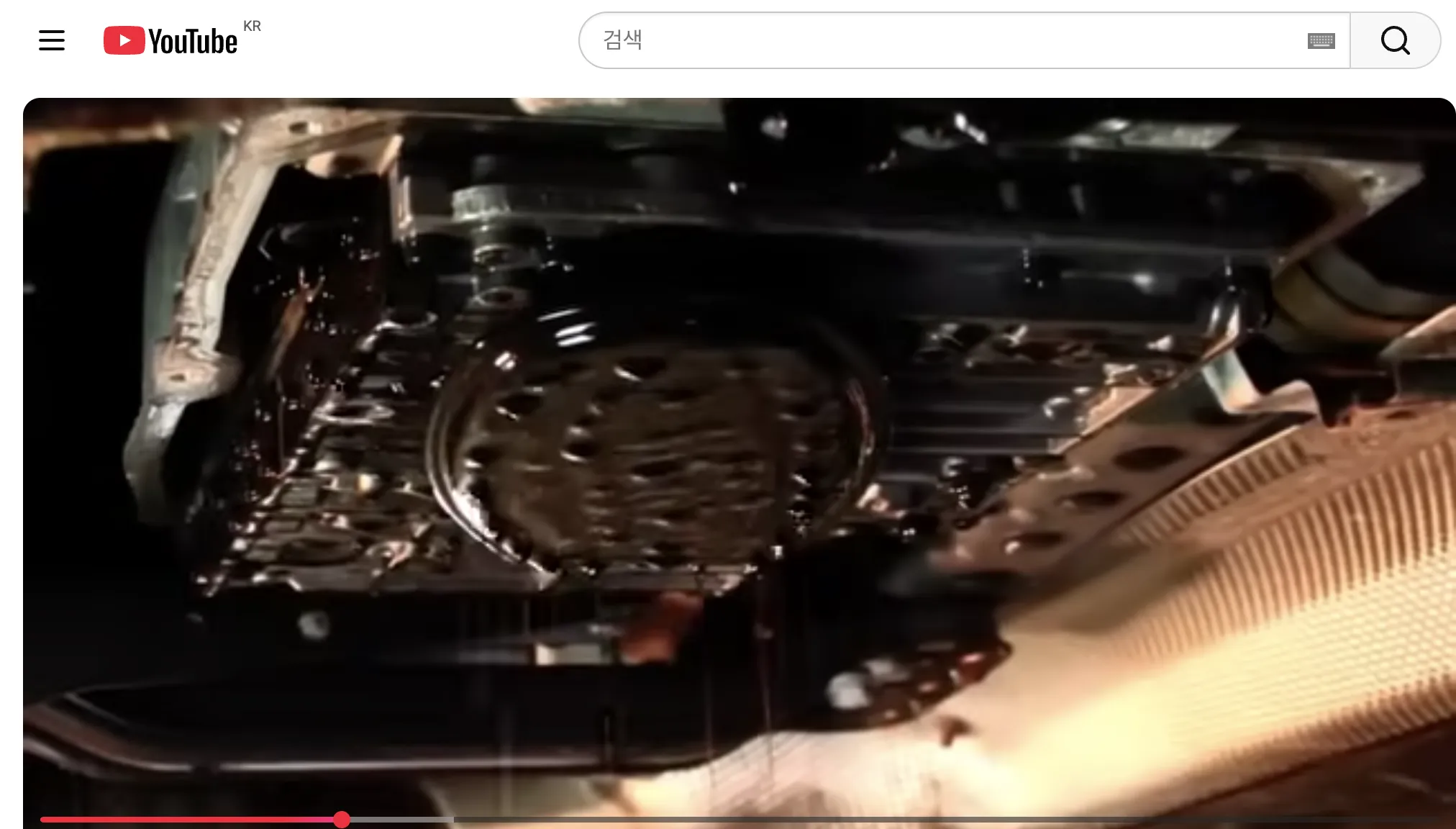 722.6 실제 교환 영상 0:50. 팬을 내린 뒤 필터와 하부 구조를 봅니다. 현차 위치·품번 확인은 제조사 적용 자료를 따릅니다.